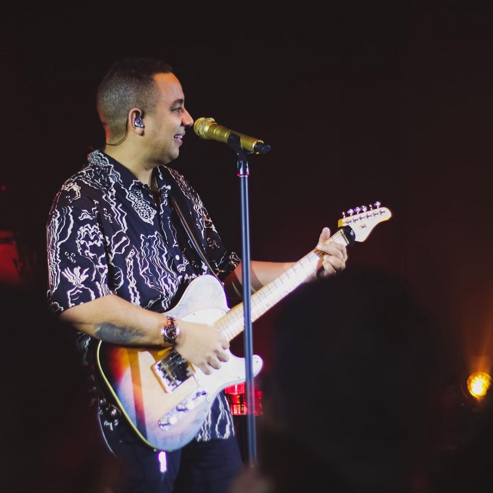 Pelaez comenzó como guitarrista para varios grupos reconocidos.
