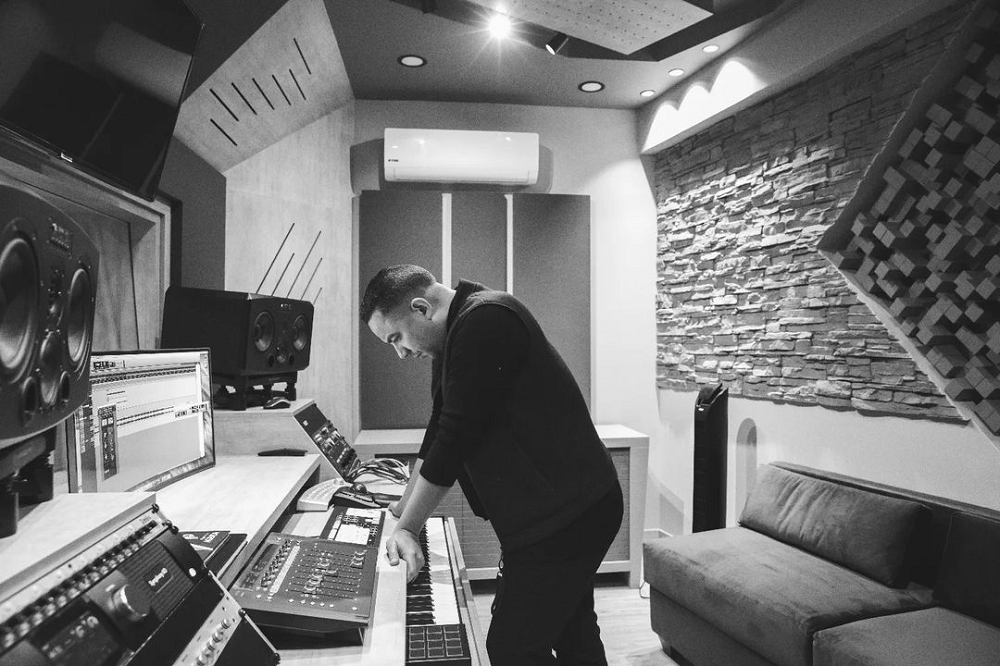 Pelaez también ha sido un productor y compositor exitoso.
