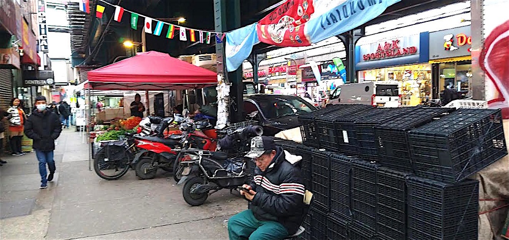 En las zonas de las ventas ambulantes a lo largo de la Ave. Roosevelt, se puede apreciar como se guardan pedazos de acera, los cuales mantienen reservados y si alguien los desea usar, deben pagar por utilizar ese espacio que es propiedad de la ciudad y las autoridades no hacen nada al respecto.