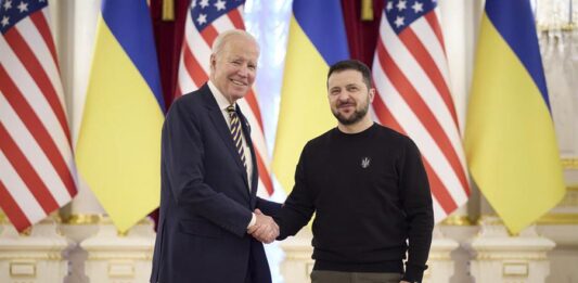 Joe Biden (i), realizó este lunes una visita no anunciada a Kiev