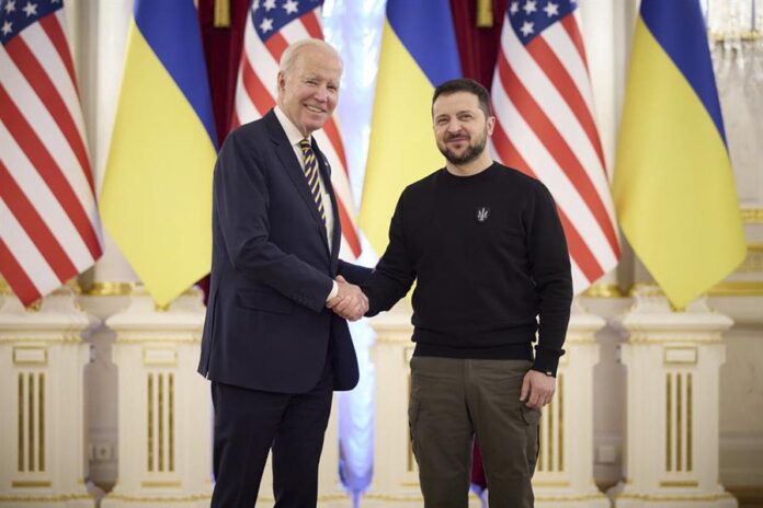 Joe Biden (i), realizó este lunes una visita no anunciada a Kiev