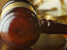 Desestiman el recurso de un niño por nacer para que su madre sea excarcelada Un tribunal de apelaciones de Florida desestimó una demanda presentada por una reclusa embarazada que invocó el derecho de su hijo a nacer en un ambiente adecuado para pedir su excarcelación, según documentos judiciales citados este sábado por un medio de Miami.