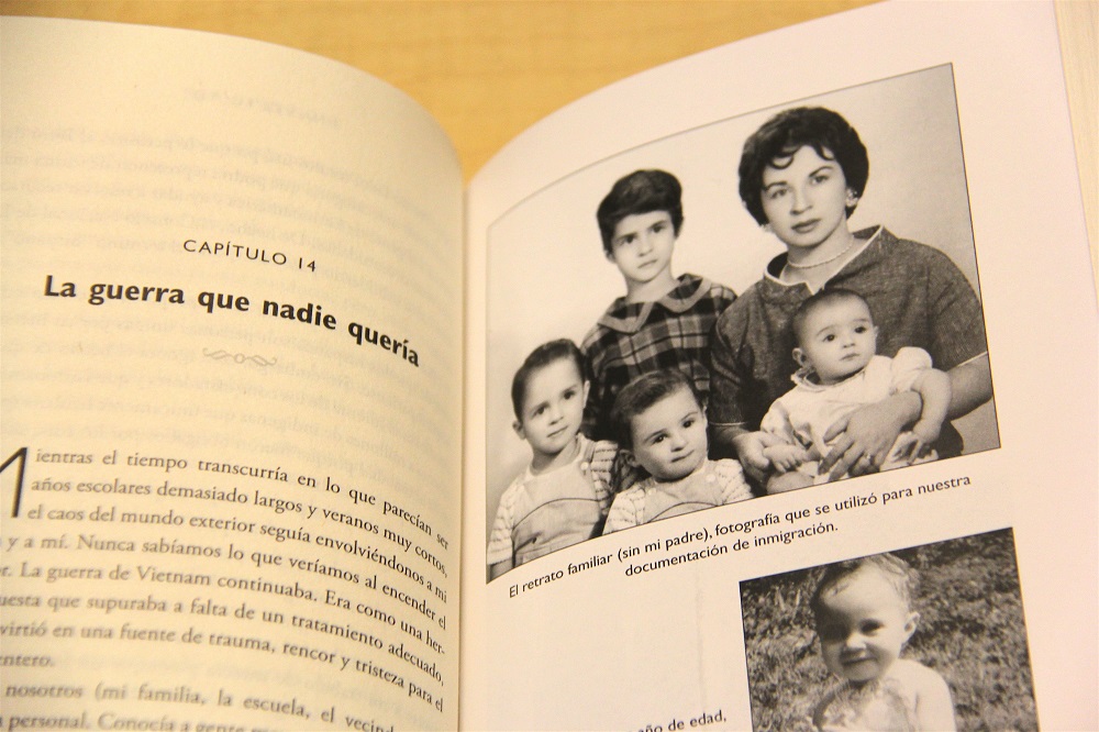 Maria Hinojosa en su libro Una vez fui tu, incluye tesoros de su vida como la fotograf&iacute;a de su madre y hermanos, que fue utilizada en su identificaci&oacute;n cuando emigraron a Estados Unidos.