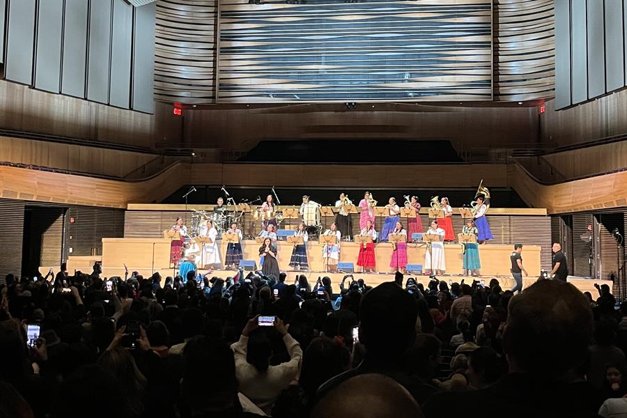 La cantante chilena Mon Laferte y la orquesta femenina mexicana Mujeres del Viento Florido La cantante chilena Mon Laferte y la orquesta femenina mexicana Mujeres del Viento Florido