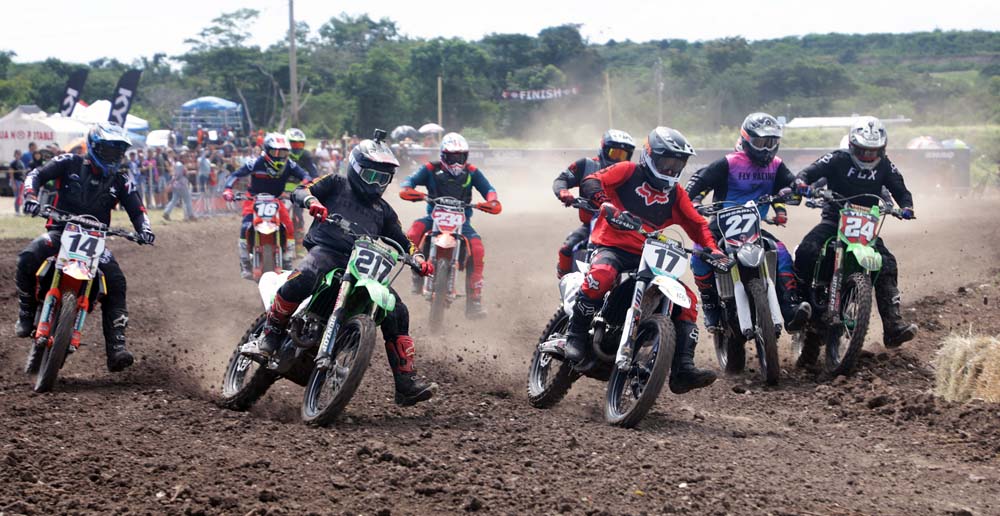 La categoria veteranos pilotos de 50 años fue de Acción y Emoción en los cambios de posiciones ,el Norte americano Mike Hodges # 17 en 3er lugar , Mario Olivencia#217 en 2do y el Ganador Carlobi Vélez# 24