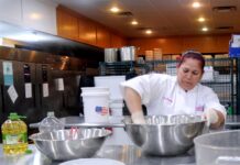 Imelda Hartley (d), dueña de Happy Tamales