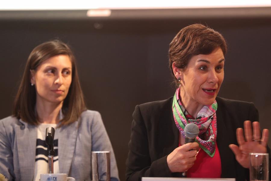 La oficial de nutrici&oacute;n de UNICEF Fiorella Espinosa (i) y la especialista en telecomunicaciones Clara Luz &Aacute;lvarez