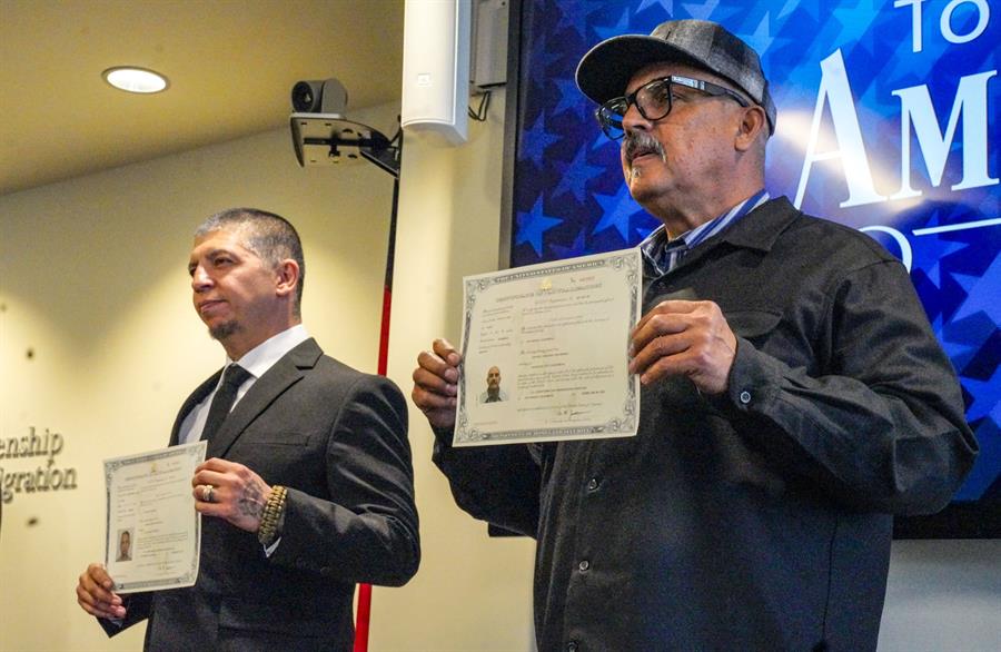 Los veteranos de origen mexicano que habían sido deportados a México, Mauricio Hernández Mata (4-i) y Leonel Contreras (3)