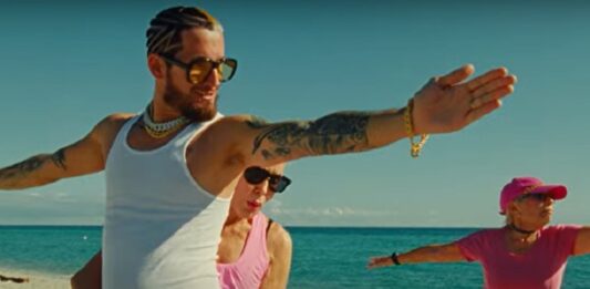 Los cantantes venezolanos Mau y Ricky estrenaron este viernes "Miami", el primer sencillo que publican en lo que va del año y que está acompañado de un video que ofrece un retrato "alocado" y "desenfadado" de la popular ciudad del sur de Florida.