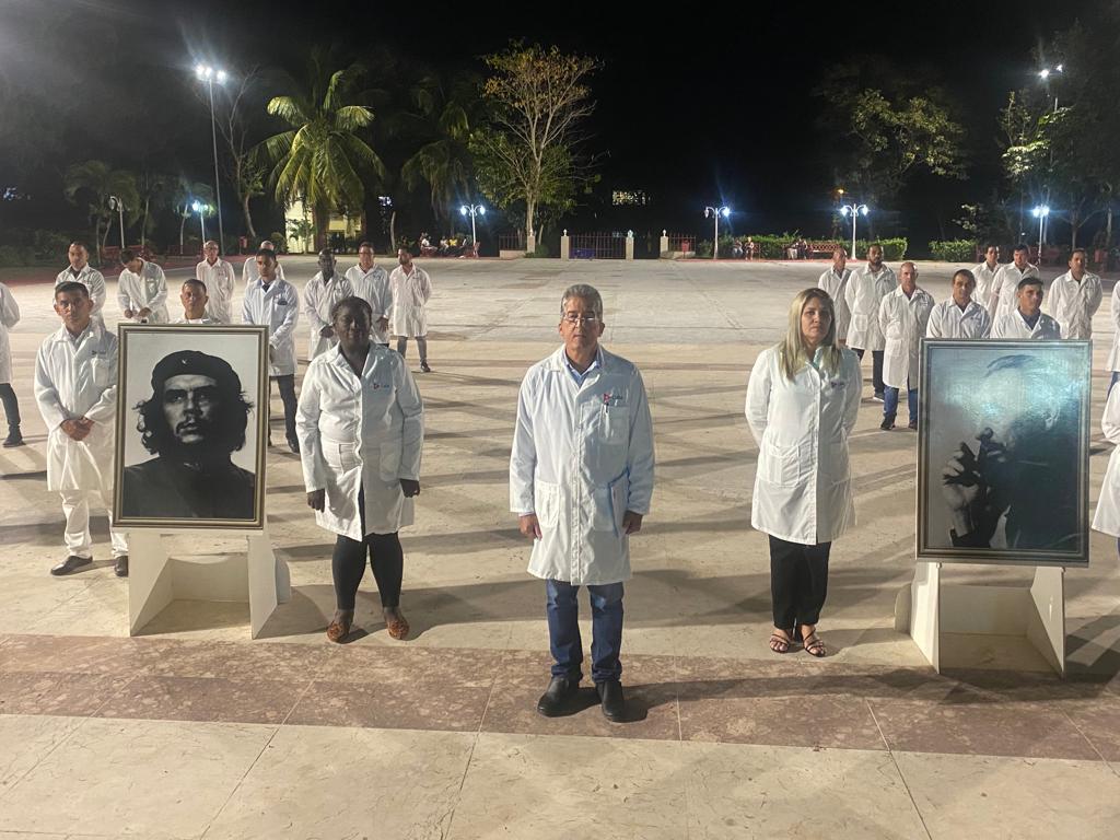 Medicos cubanos a Turquía-Foto de twitter Cuba envió 32 médicos a Turquía para asistir a los damnificados del terremoto que también afecto a Siria y ha dejado hasta el momento más de 25.000 muertos, informó este sábado el diario oficial Granma.