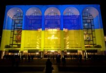 El Met Opera de Nueva York llena la sala en concierto de homenaje a Ucrania El Met Opera de Nueva York llenó este viernes los casi 4.000 asientos de su sala en el Lincoln Center en un "concierto de memoria y esperanza" para Ucrania celebrado exactamente cuando hoy se cumple un año de la guerra en el país europeo.