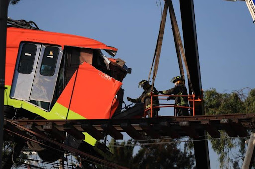 Metro de CDMX La Fiscalía General de Justicia de la Ciudad de México (FGJCDMX) acusó formalmente a los 10 imputados por el colapso de la línea 12 del metro, que dejó 26 muertos el 3 de mayo de 2021, y pidió para ellos 52 años de prisión por los delitos de homicidio, lesiones y daño en propiedad ajena.