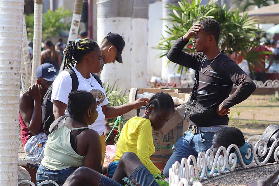 Migrantes permanecen hoy, en la ciudad de Tapachula, (1)