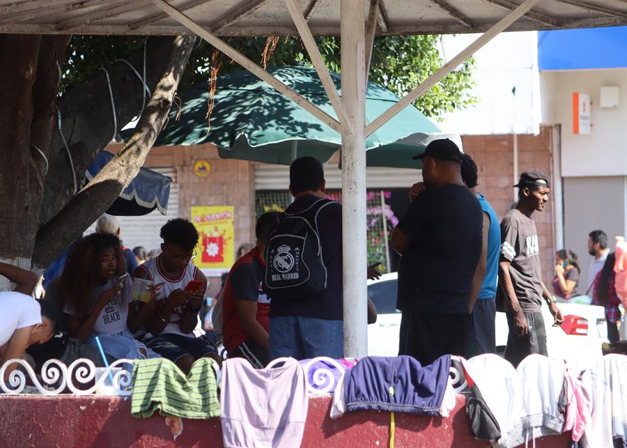 Migrantes son vistos hoy en el parque central Miguel Hidalgo Migrantes