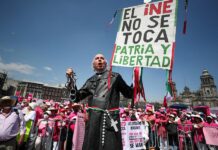 Miles de ciudadanos piden al Supremo mexicano echar atrás "plan B" electoral