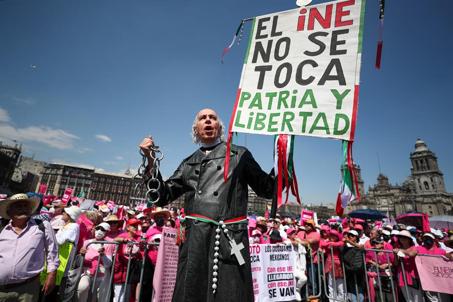 Miles de personas se manifiestan en defensa del Instituto Nacional Electoral (1)