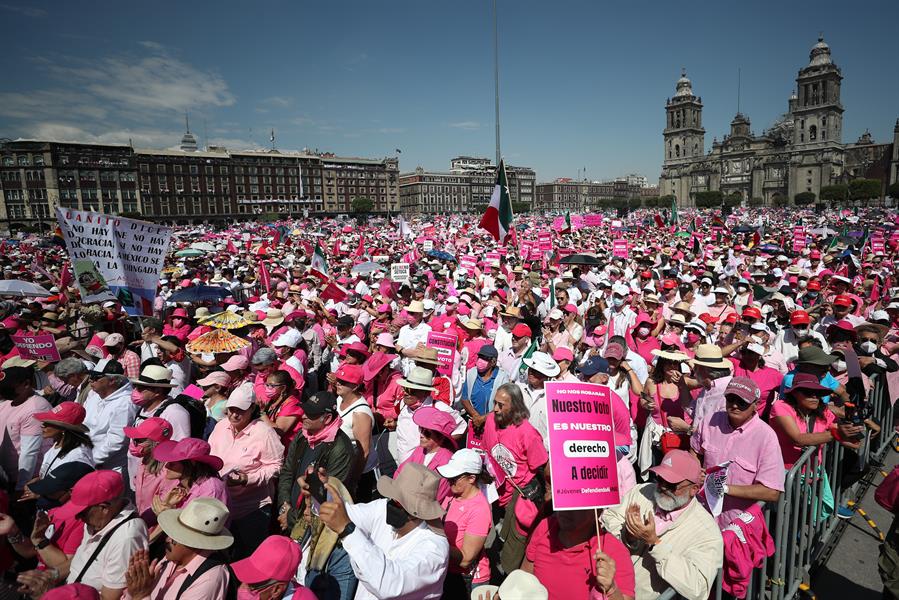 Miles de personas se manifiestan en defensa del Instituto Nacional Electoral (1)