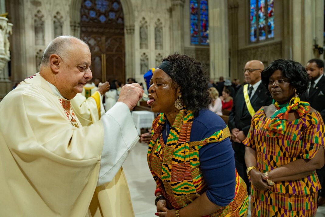 Celebran misa en honor a los afrolatinos en catedral del centro de Nueva York Una animada misa católica en honor a los afrolatinos y afroamericanos con motivo del Mes de la Historia Negra atrajo este domingo a decenas de personas a la catedral de Saint Patricks, en el centro de la ciudad de Nueva York.