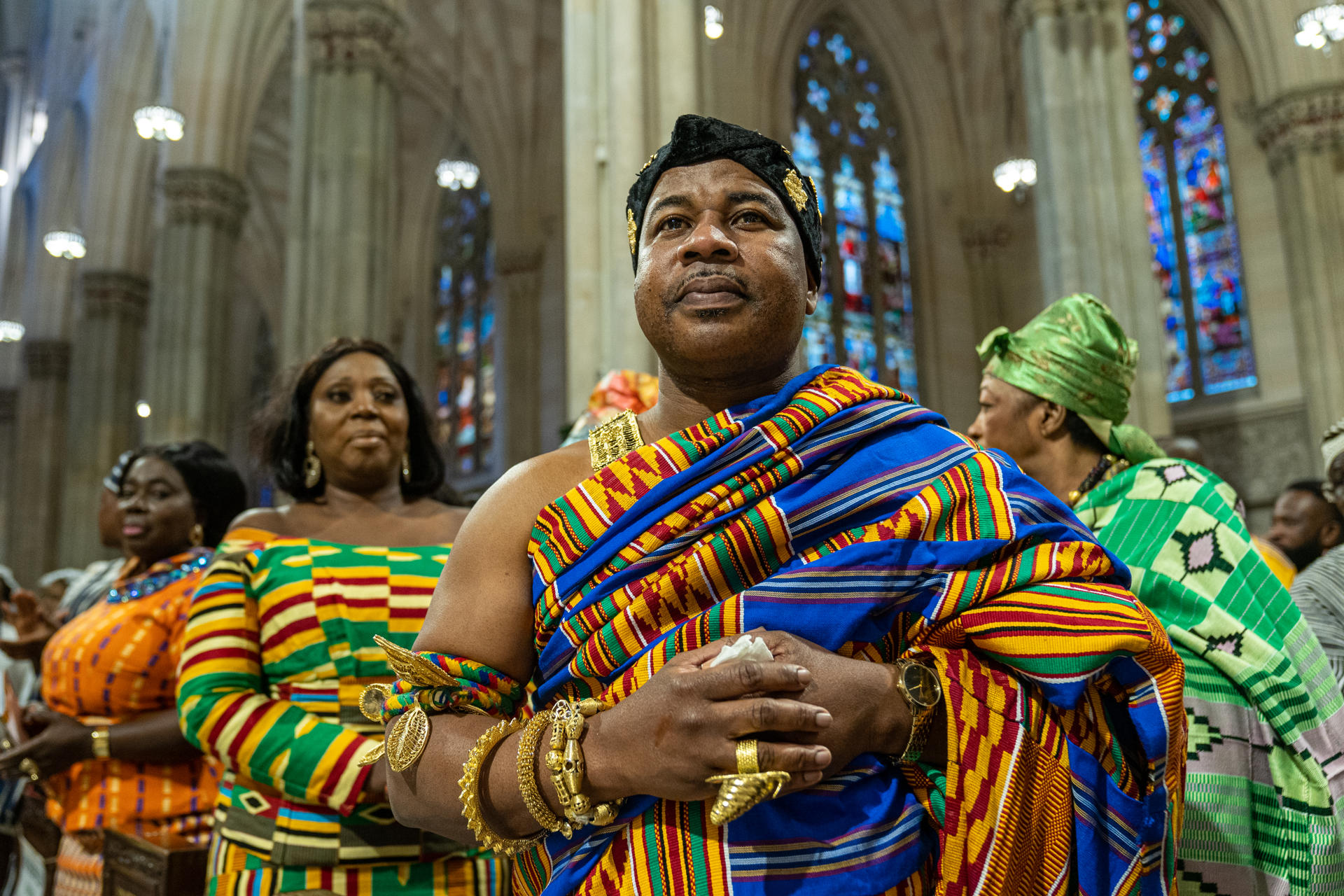 Feligreses asisten a una misa en honor a la comunidad afrolatina, con motivo del Mes de la Historia Negra (Black History Month), en la Catedral de San Patricio en Nueva York.