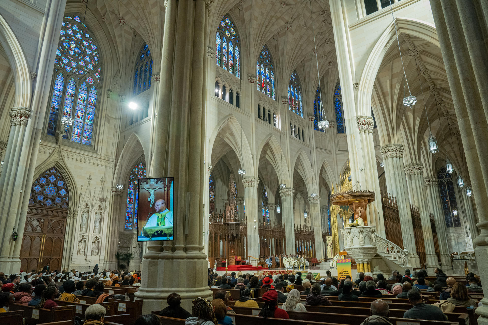 Varias personas acuden a una misa en honor a los afrolatinos y afroamericanos con motivo del Mes de la Historia Negra, hoy, en la catedral San Patricio, en Nueva York.