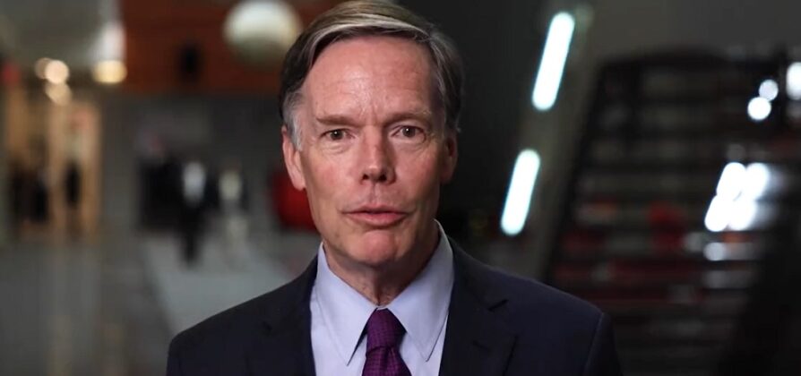 El embajador de Estados Unidos en China, Nicholas Burns, dijo este lunes que Pekín debería ser más sincero sobre el origen de la covid-19 si desea trabajar con su Gobierno.