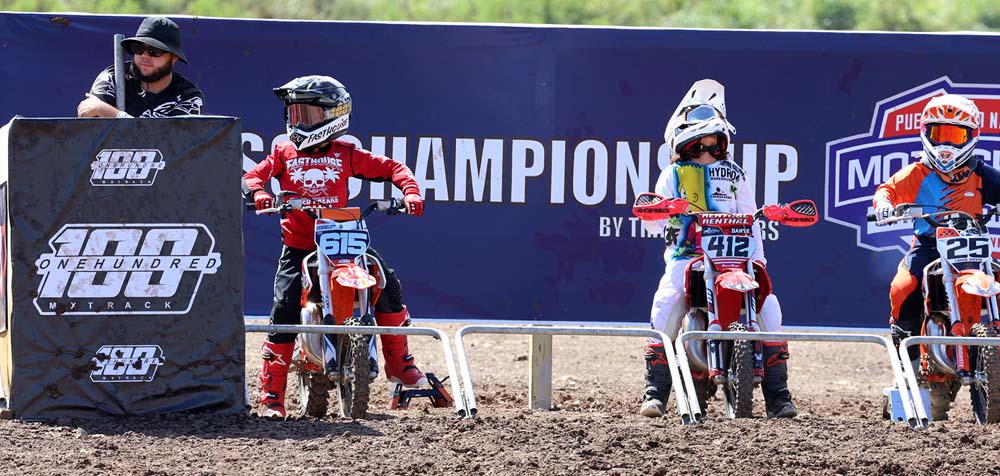 Niños de la categoria B 65cc esperan impacientes su turno a la salida de izq a derecha Sebastián Carrillo #615 , Dante Feliciano #412 en un momento con Dios y Louis D.Rivera #25