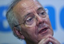 Pablo Azócar: "Nunca me ha gustado mucho lo que he escrito" La obra del escritor chileno Pablo Azócar ha sido celebrada por figuras principales de la literatura en español como el poeta Nicanor Parra (1914-2018), pero el novelista desconfía de los elogios y confiesa no estar a gusto con sus libros.