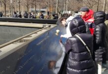 Nueva York conmemora el 30 aniversario del atentado que anticipó el 11-S Personas acuden a rendir homenaje junto a las placas con los nombres de las víctimas mortales del atentado de 1993