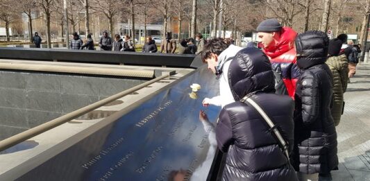 Personas acuden a rendir homenaje junto a las placas con los nombres de las víctimas mortales del atentado de 1993