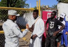 ONG de México estiman que 90.000 migrantes pasan cada mes por la frontera sur Personas migrantes de diversas nacionalidades hacen fila para tramitar papeles migratorios (3)