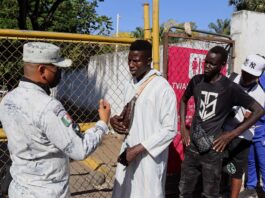 Personas migrantes de diversas nacionalidades hacen fila para tramitar papeles migratorios (3)