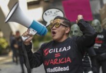 Activistas mexicanos denuncian abuso comercial de farmacéutica estadounidense