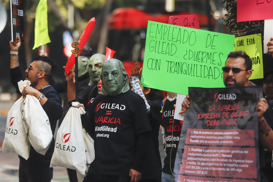 Personas protestan hoy en contra de la farmac&eacute;utica estadounidense Gilead (2)