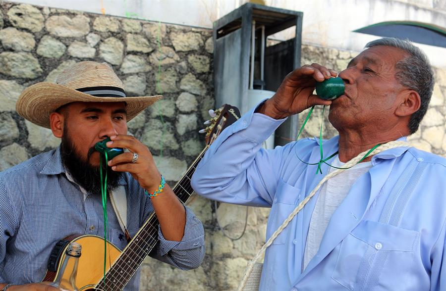 Personas toman una muestra de mezcal durante una cata