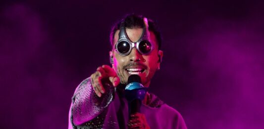 El artista puertorriqueño Rauw Alejandro arrancó hoy en Santo Domingo su gira mundial "Saturno World Tour 2023", un espectáculo en el que aúna sobre el escenario efectos tecnológicos, música y baile.