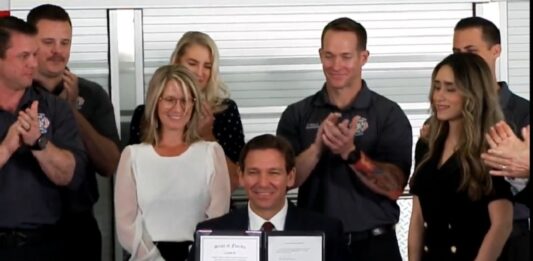 El gobernador de Florida, Ron DeSantis, firmó este lunes la ley por la que los parques de Disney en Orlando dejan de tener autobierno, una medida tomada después de que el gigante del entretenimiento se declarara en contra de su polémica política conocida como "No digas gay".
