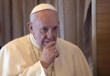 El papa Francisco afirmó hoy que "la criminalización de los homosexuales es una injusticia" y "un pecado" y "no hay que dejarlo pasar".