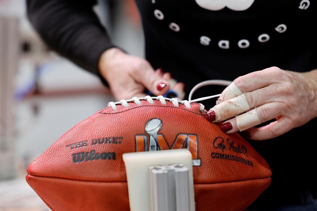 Super Bowl footballs at the 2022 Finalista este año en la MLS de fútbol y en las Grandes Ligas de béisbol (MLB), el deporte de Filadelfia vive un momento de oro en Estados Unidos y se jugará el próximo domingo en Glendale (Arizona) la tercera gran final en pocos meses, con los Eagles listos para medirse con los Kansas City Chiefs en el Super Bowl con la corona de la NFL en juego.
