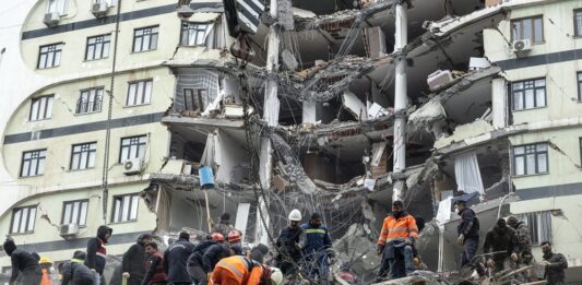 Los equipos de rescate turcos han liberado este sábado a un bebé de dos meses, 128 horas después de los devastadores terremotos del pasado lunes que han dejado ya más de 21.000 muertos sólo en Turquía.