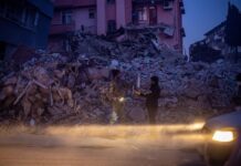 El balance del terremoto en Turquía supera los 41.000 muertos El número oficial de víctimas mortales de los dos terremotos que devastaron el pasado día 6 el sureste de Turquía ha subido hasta 41.020, indicó este domingo AFAD, el servicio de emergencias nacional turco.