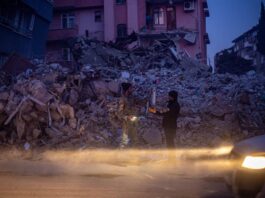 El balance del terremoto en Turquía supera los 41.000 muertos El número oficial de víctimas mortales de los dos terremotos que devastaron el pasado día 6 el sureste de Turquía ha subido hasta 41.020, indicó este domingo AFAD, el servicio de emergencias nacional turco.