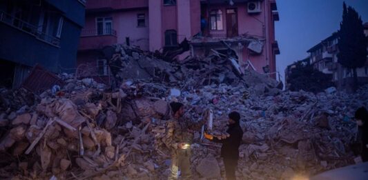 Los dos fuertes sismos que hace ocho días arrasaron el sureste de Turquía han dejado al menos 35.418 fallecidos y 105.000 heridos en este país, según las últimas cifras del Gobierno, mientras se sigue localizando a supervivientes entre los restos de las decenas de miles de edificios destruidos.