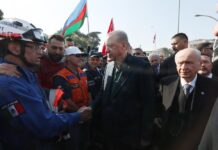 Tres muertos y 213 heridos tras dos nuevos terremotos en el sureste turco Al menos tres personas han muerto y otras 213 han resultado heridas en dos nuevos terremotos de magnitud 6,4 y 5,8 en la provincia turca de Hatay, una de las once que hace dos semanas quedaron devastadas por dos seísmos que habían causado la muerte de al menos 41.000 personas y heridas a más de 105.000.