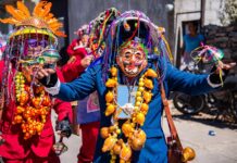 Descendientes mayas tzeltales bailan para atraer lluvias en sureste de México Un grupo de hombres indígenas, bailan con coloridos trajes y mascaras (3)