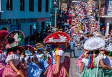 Mujeres indígenas bailan en sur de México por el Día de la Candelaria Un grupo de mujeres bailan para celebrar el día de la Candelaria (3)