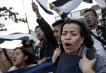 Un grupo de nicaragüenses se reúne en un plantón (2)