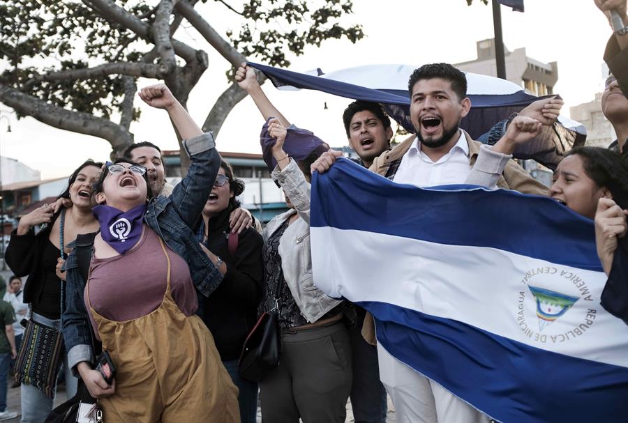 Un grupo de nicaragüenses se reúne en un plantón Un grupo de nicaragüenses se reúne en un plantón