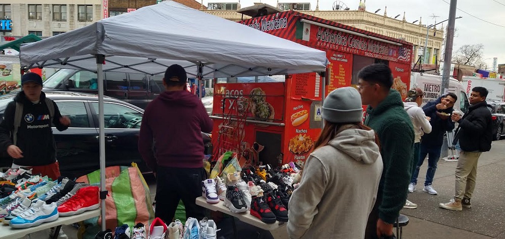 Los vendedores ambulantes en la plaza de Corona, en la Ave. Roosevelt y la calle 103, se han tomado completamente toda la plaza y las aceras circundantes. Una competencia que afecta a los negocios, a la salud pública y al progreso del área, según informan residentes y comerciantes.