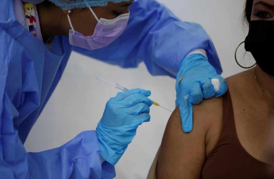 Vacunaciòn La Organización Mundial de la Salud (OMS) se hizo eco de recientes estudios según los cuales la vacunación contra la covid-19 podría estar asociada con una menor probabilidad de sufrir ataques al corazón y otros problemas cardiovasculares entre las personas infectadas con el coronavirus.