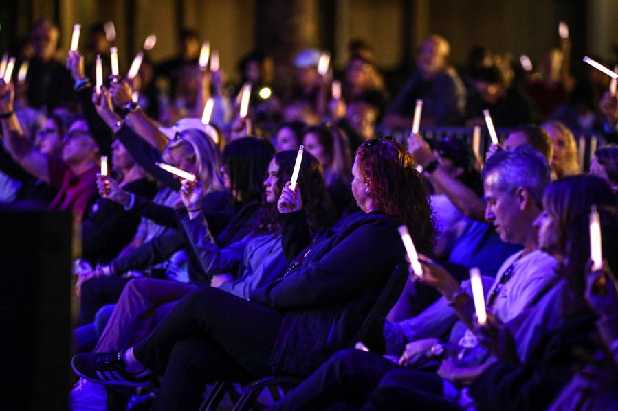 Varias personas asisten a un servicio religioso conmemorativo en el quinto aniversario del tiroteo en la escuela secundaria Marjory Stoneman